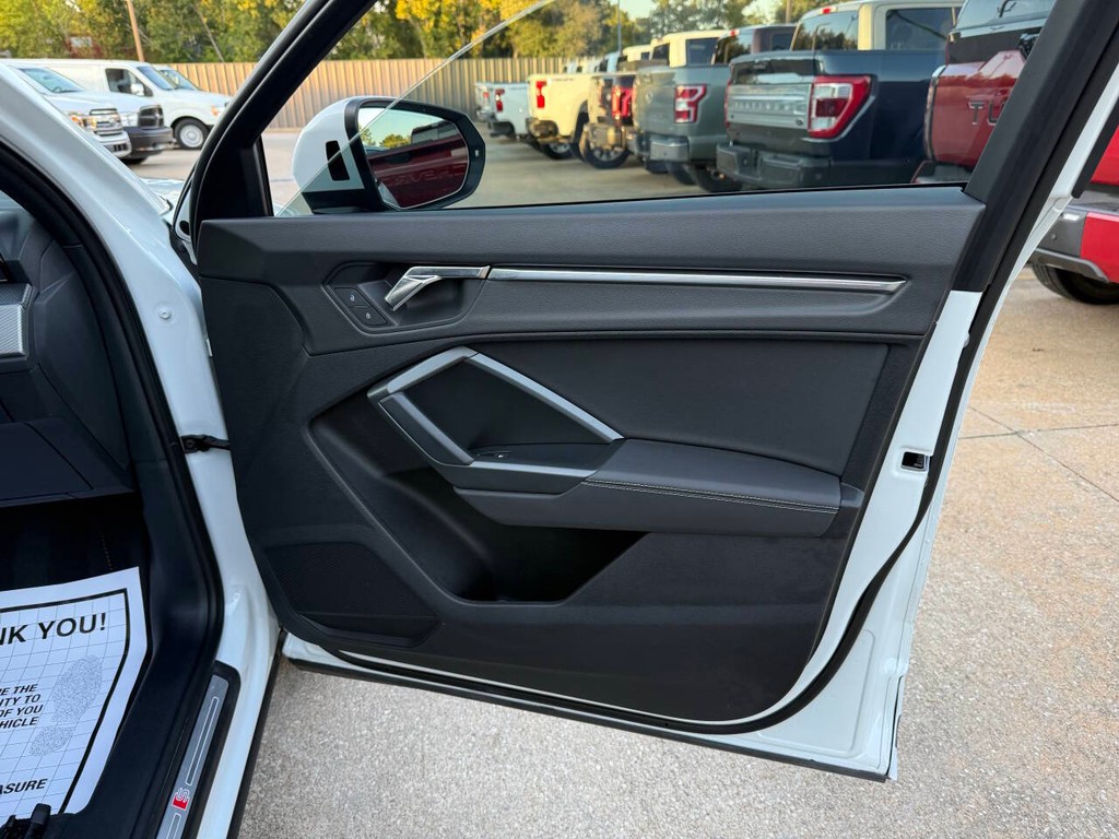 Audi Q3 Vehicle Full-screen Gallery Image 11