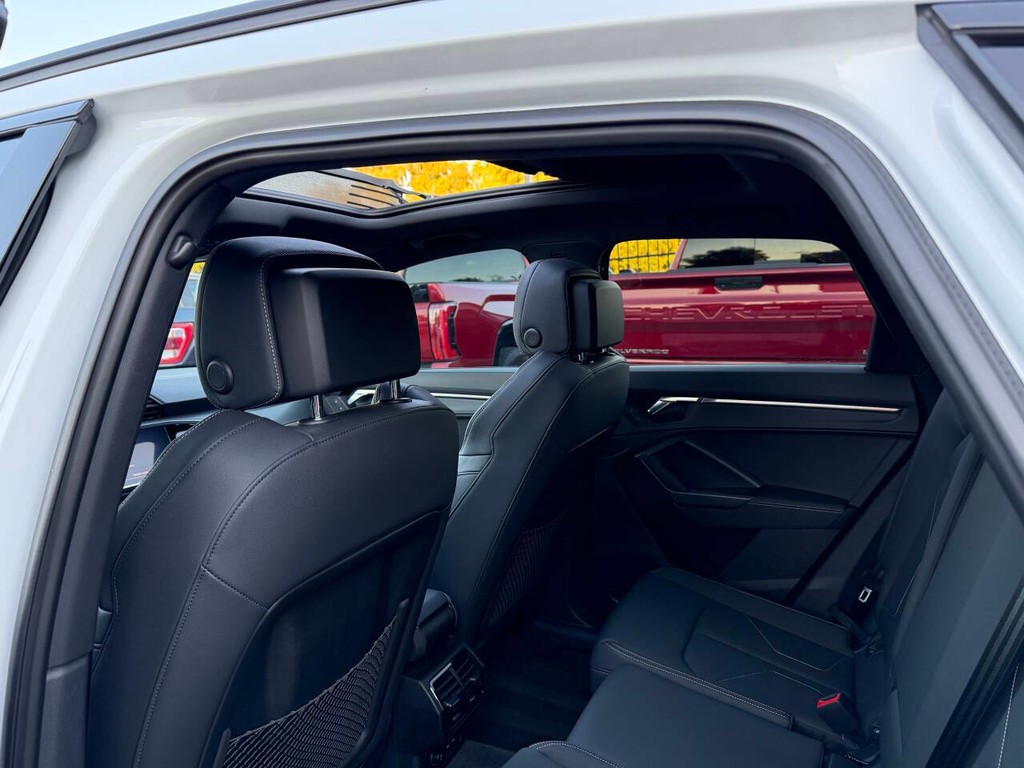 Audi Q3 Vehicle Full-screen Gallery Image 12