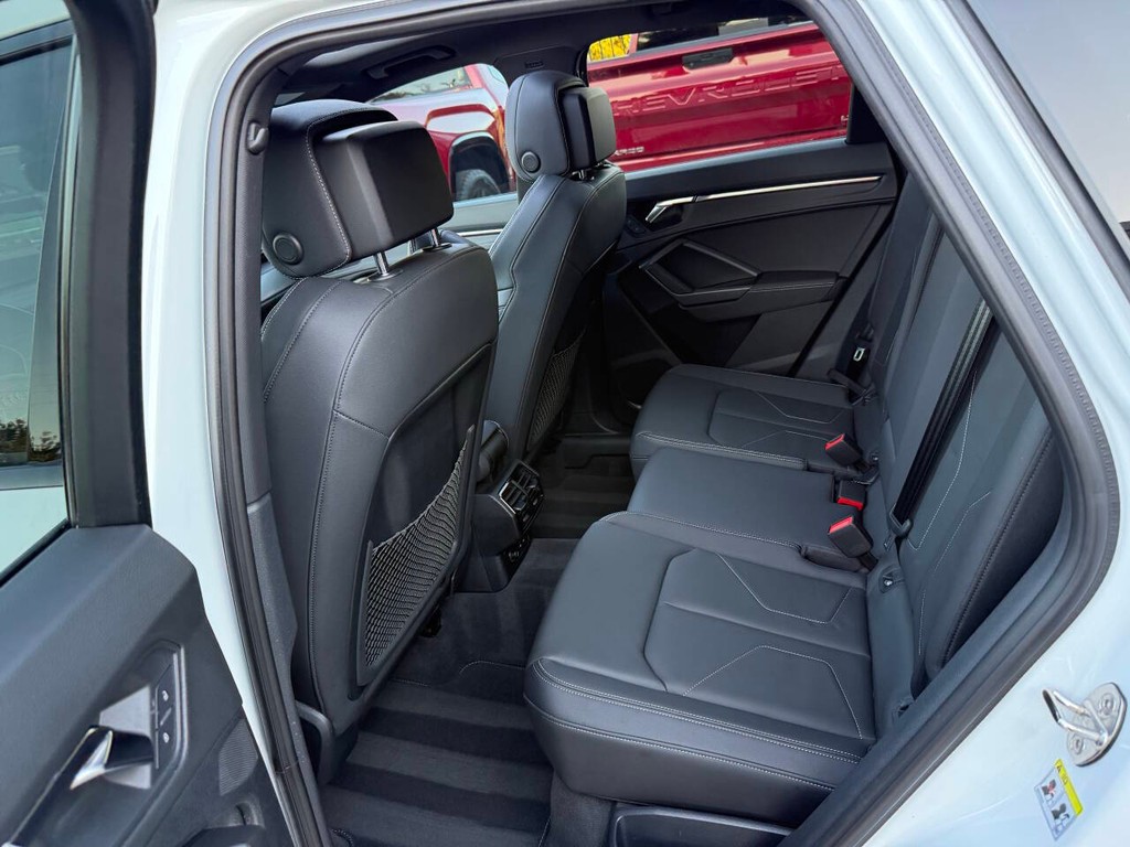 Audi Q3 Vehicle Full-screen Gallery Image 13