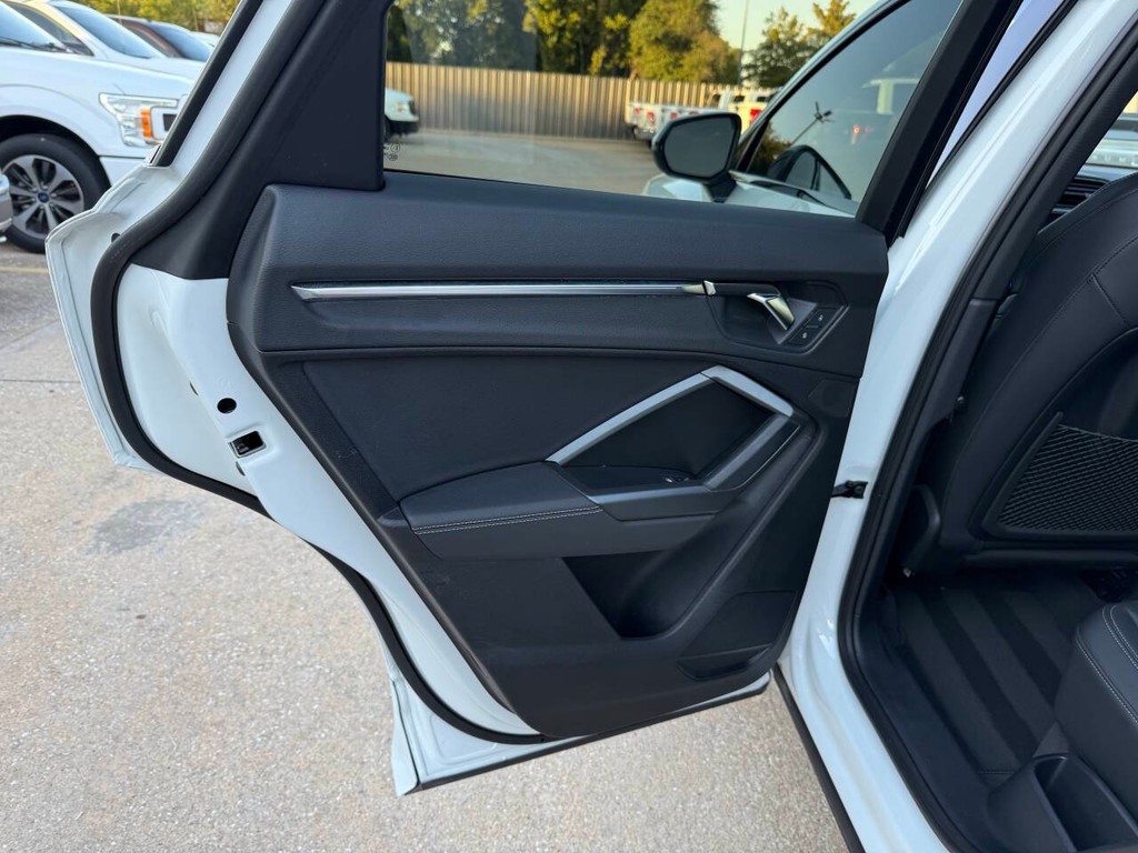 Audi Q3 Vehicle Full-screen Gallery Image 14