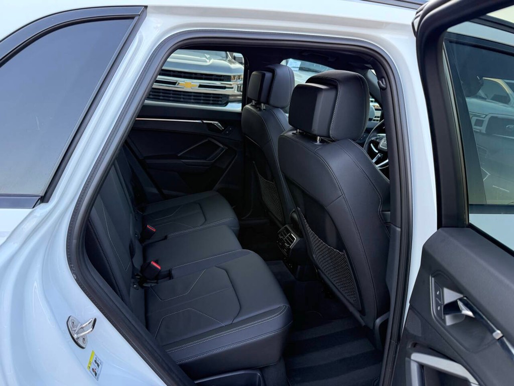 Audi Q3 Vehicle Full-screen Gallery Image 15