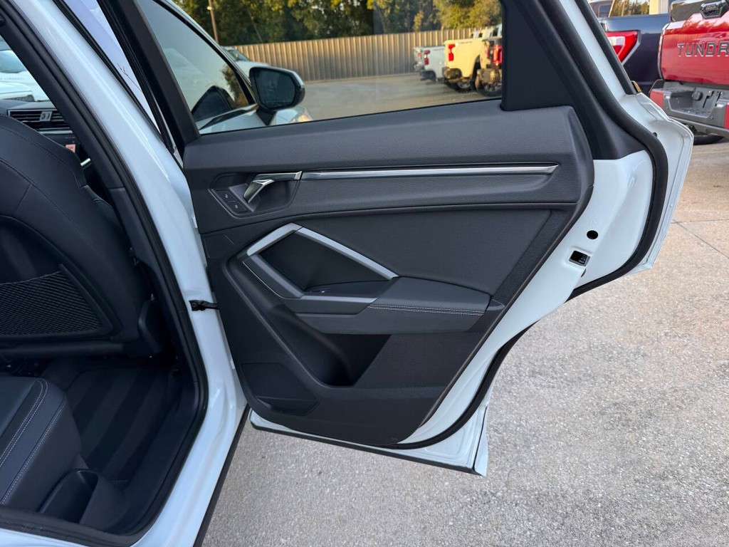 Audi Q3 Vehicle Full-screen Gallery Image 16