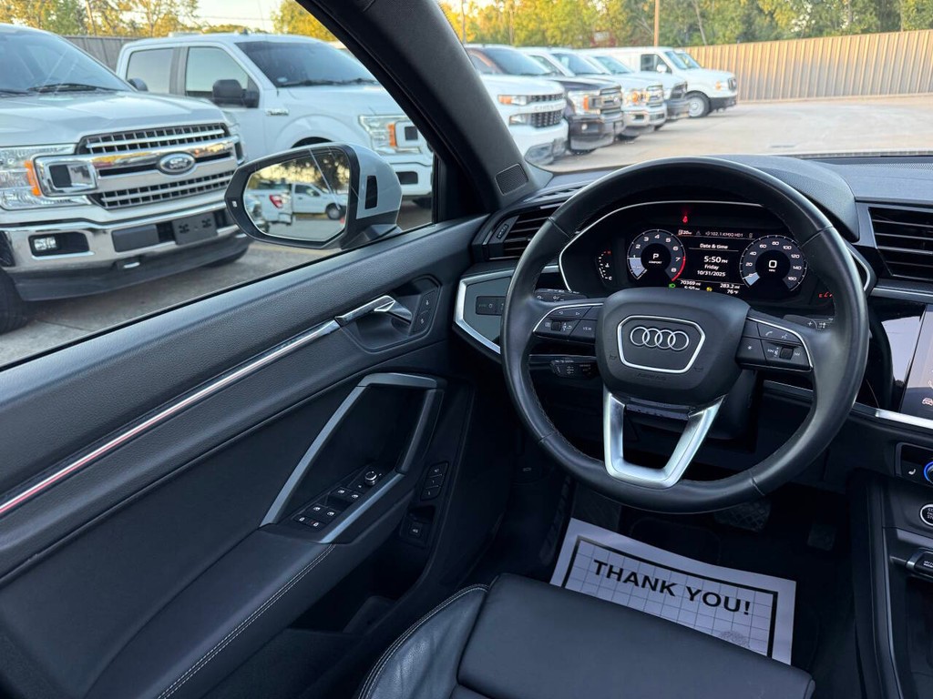 Audi Q3 Vehicle Full-screen Gallery Image 19