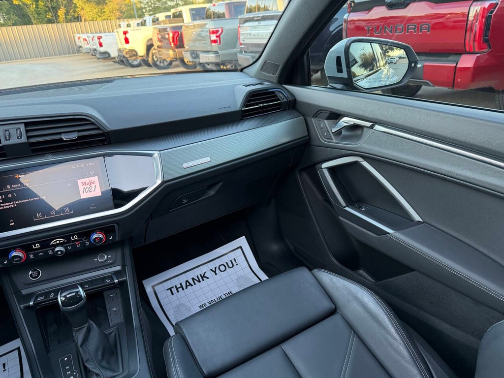 Audi Q3 Vehicle Full-screen Gallery Image 20