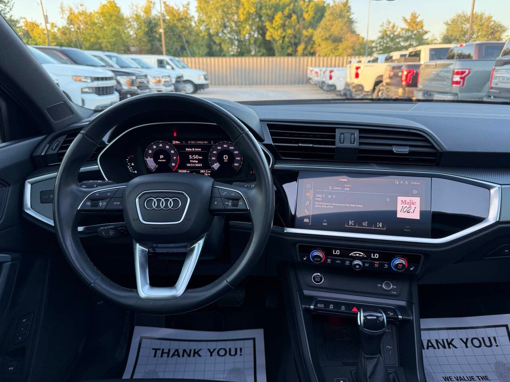 Audi Q3 Vehicle Full-screen Gallery Image 21