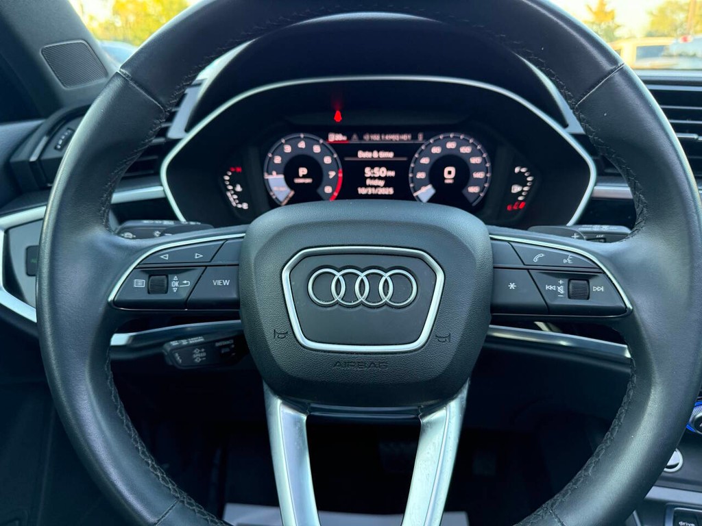 Audi Q3 Vehicle Full-screen Gallery Image 23