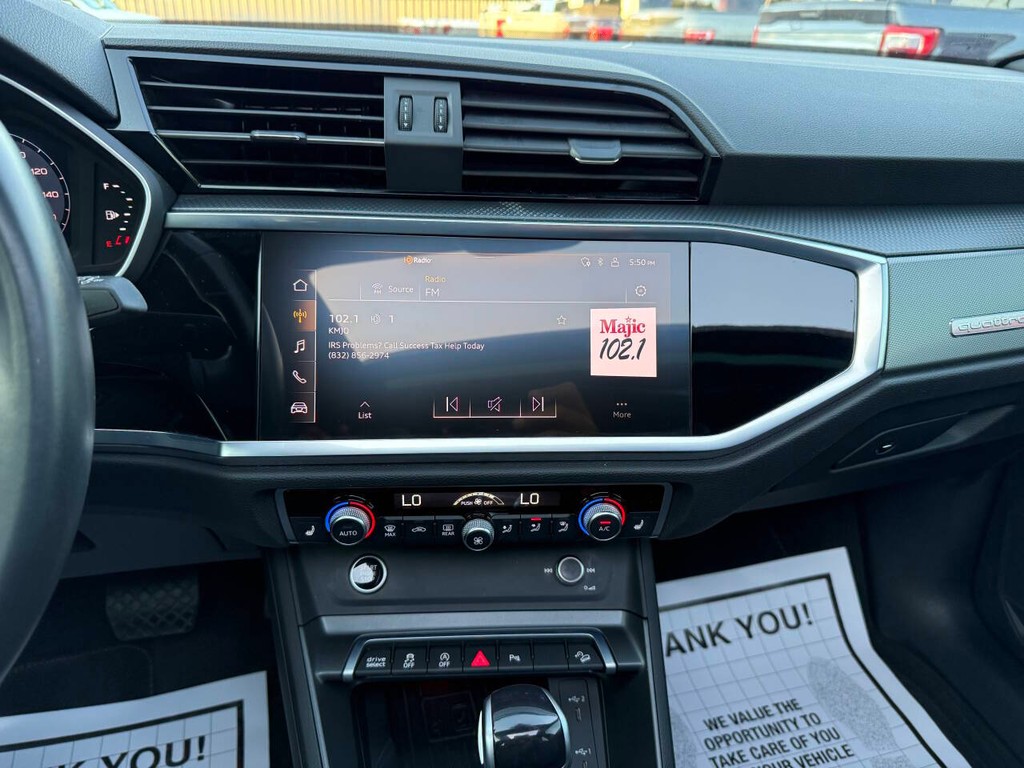 Audi Q3 Vehicle Full-screen Gallery Image 24