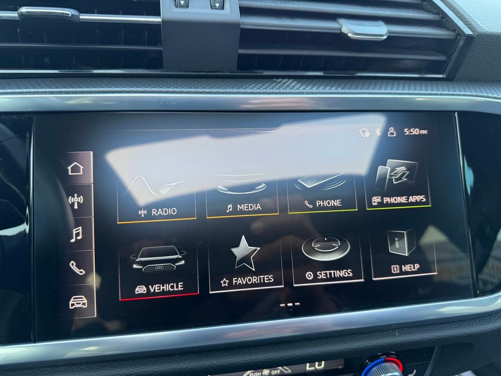 Audi Q3 Vehicle Full-screen Gallery Image 25