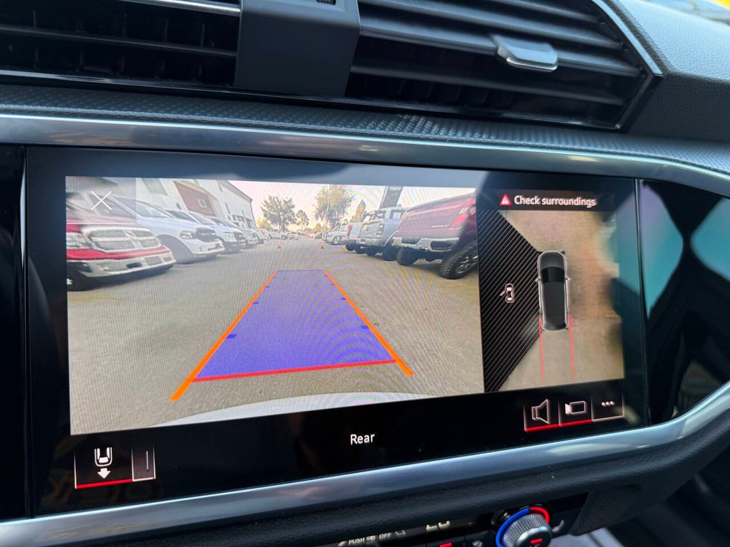 Audi Q3 Vehicle Full-screen Gallery Image 26