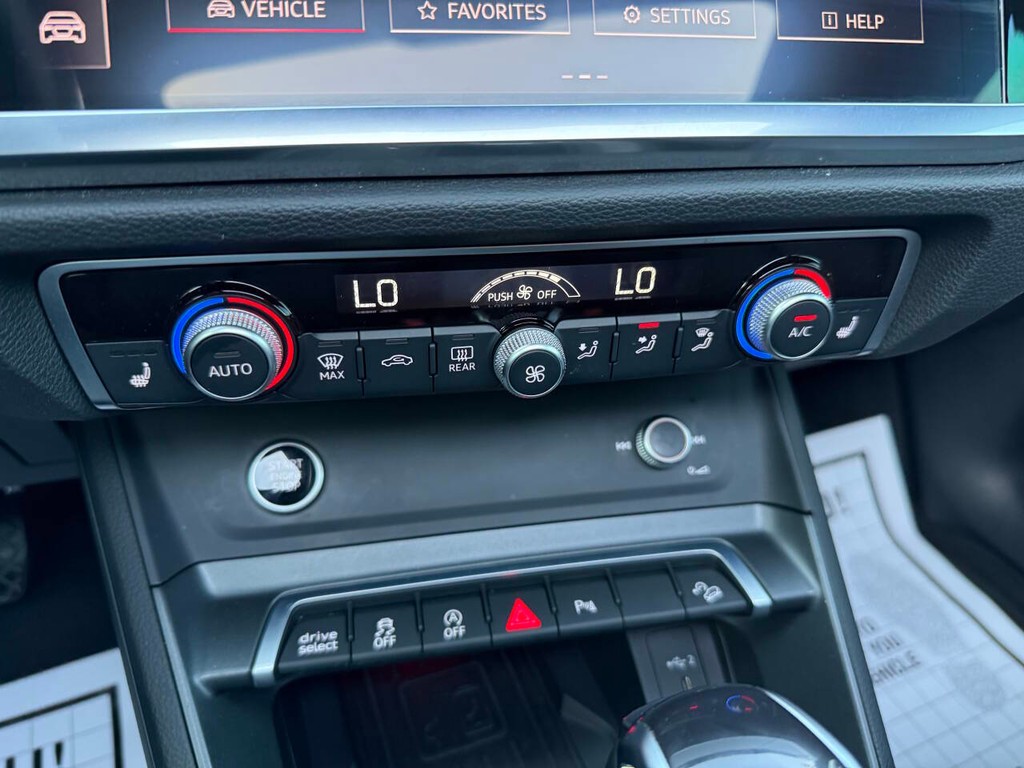 Audi Q3 Vehicle Full-screen Gallery Image 27