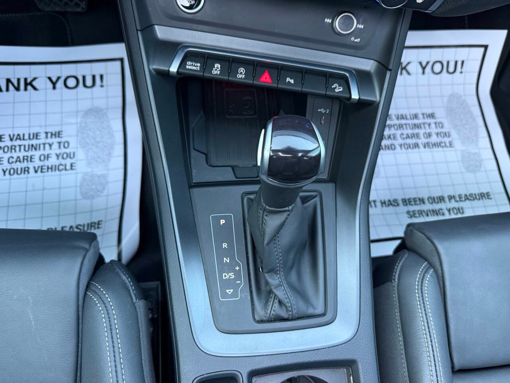 Audi Q3 Vehicle Full-screen Gallery Image 28