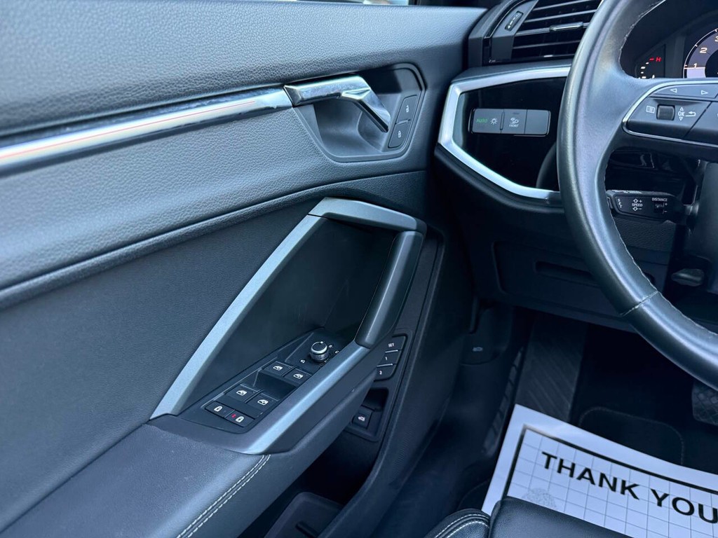 Audi Q3 Vehicle Full-screen Gallery Image 30