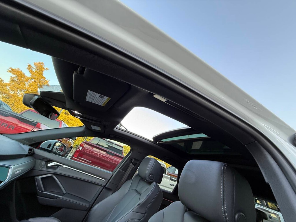 Audi Q3 Vehicle Full-screen Gallery Image 31