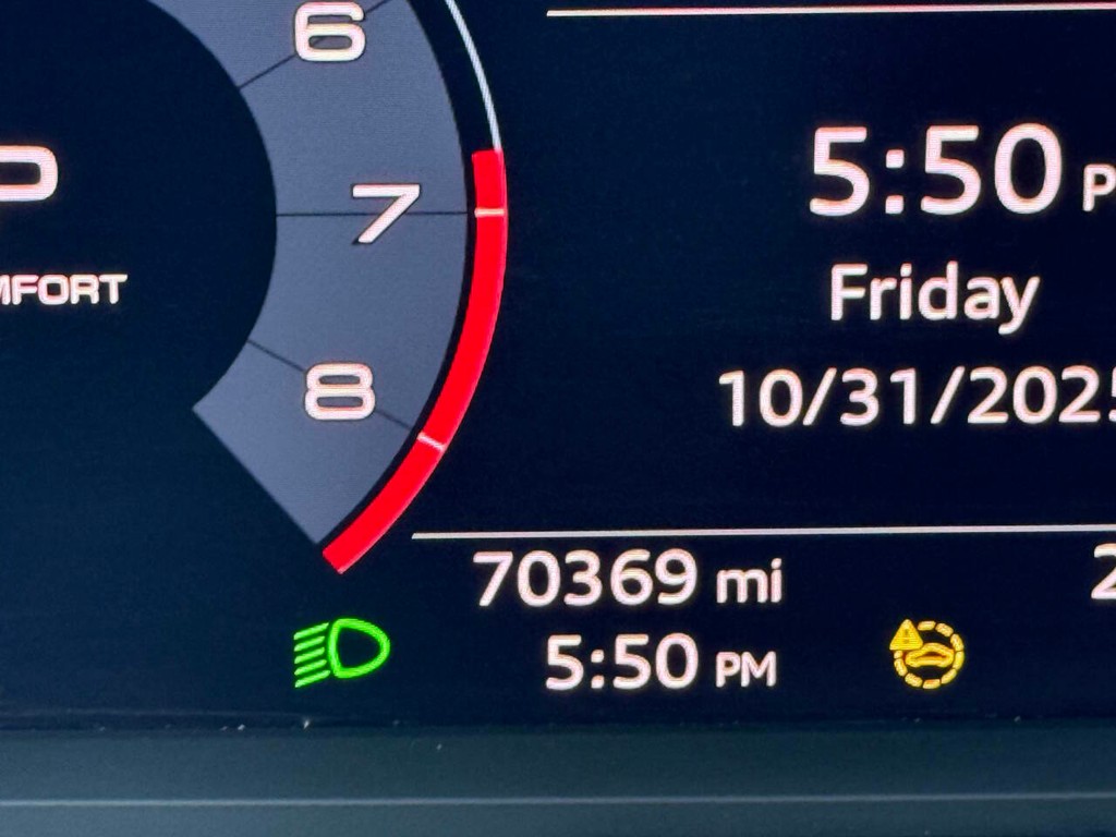 Audi Q3 Vehicle Full-screen Gallery Image 34