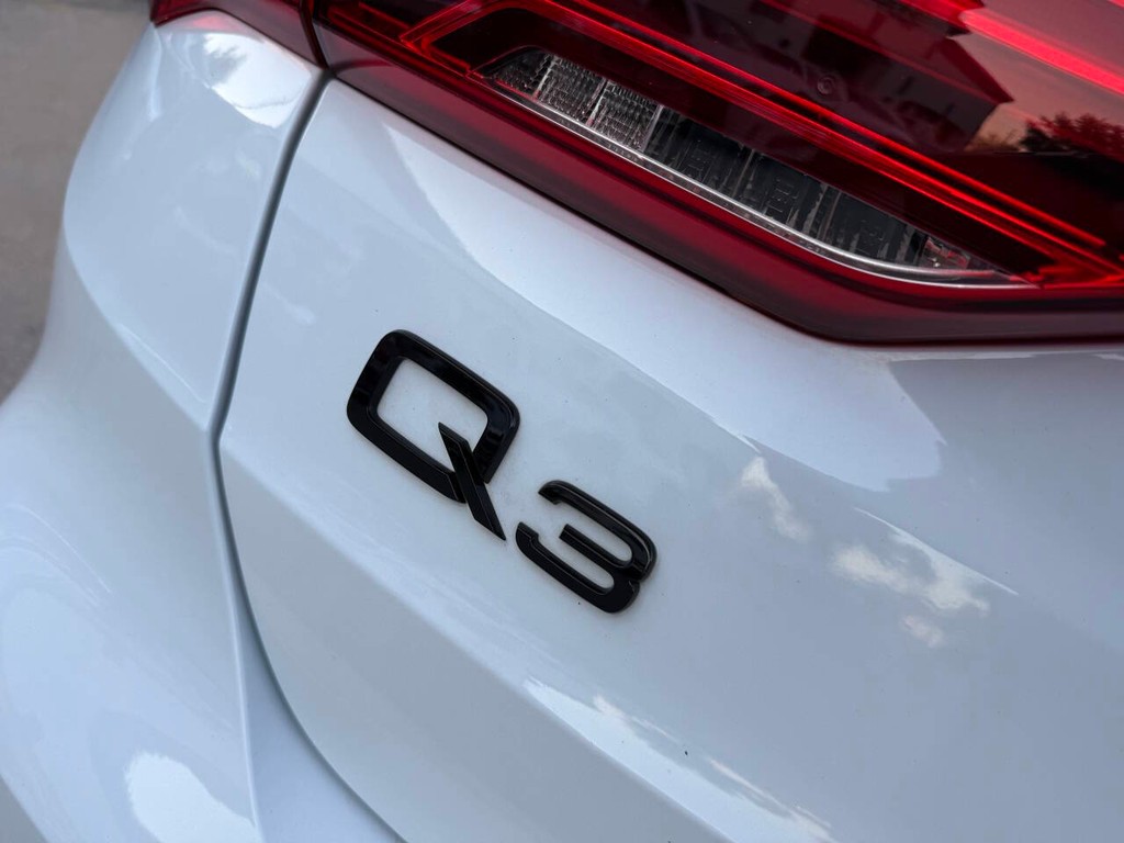 Audi Q3 Vehicle Full-screen Gallery Image 39