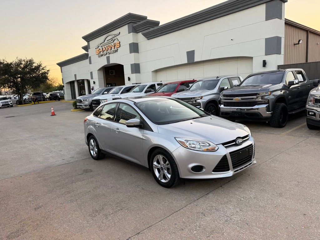 Ford Focus Sedan Vehicle Full-screen Gallery Image 02