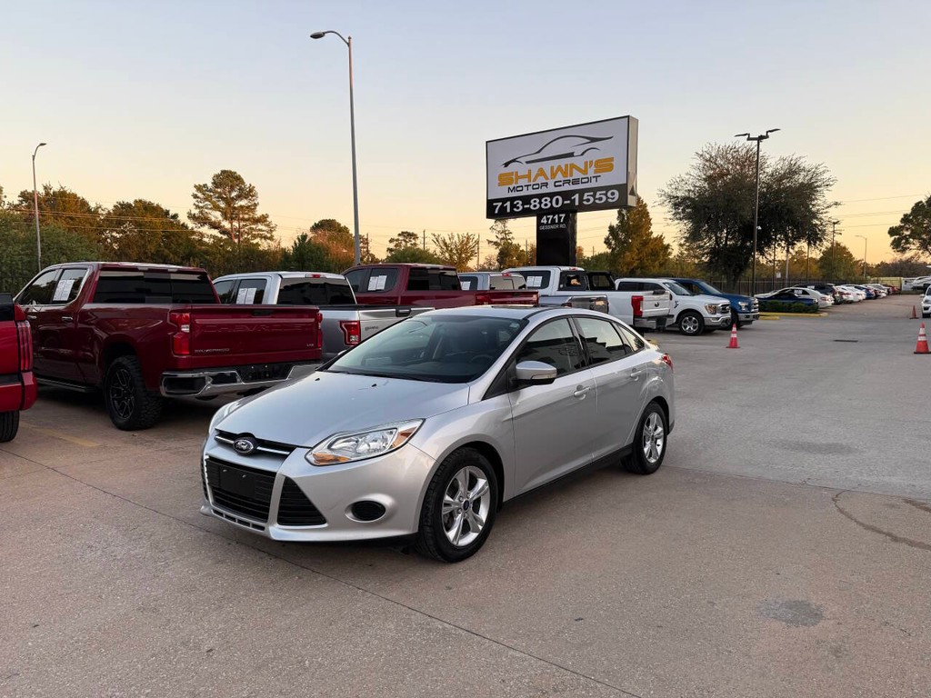 Ford Focus Sedan Vehicle Full-screen Gallery Image 03
