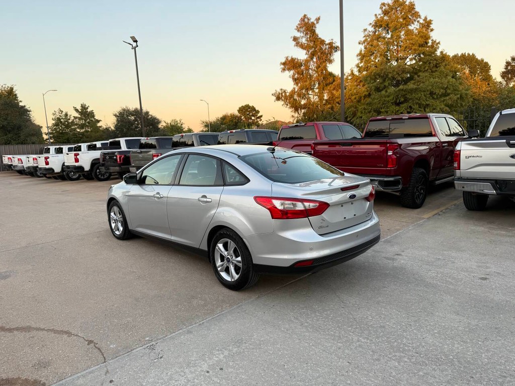 Ford Focus Sedan Vehicle Full-screen Gallery Image 04