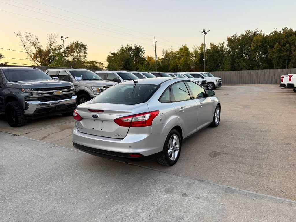 Ford Focus Sedan Vehicle Full-screen Gallery Image 05