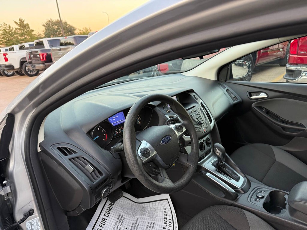 Ford Focus Sedan Vehicle Full-screen Gallery Image 06