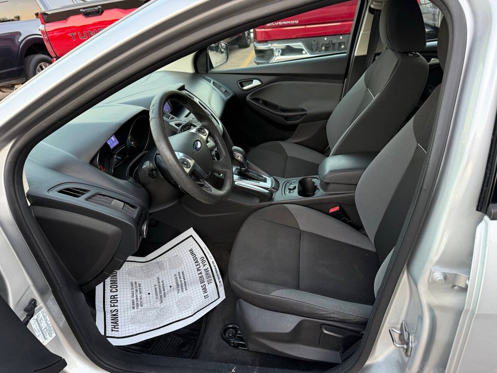 Ford Focus Sedan Vehicle Full-screen Gallery Image 07