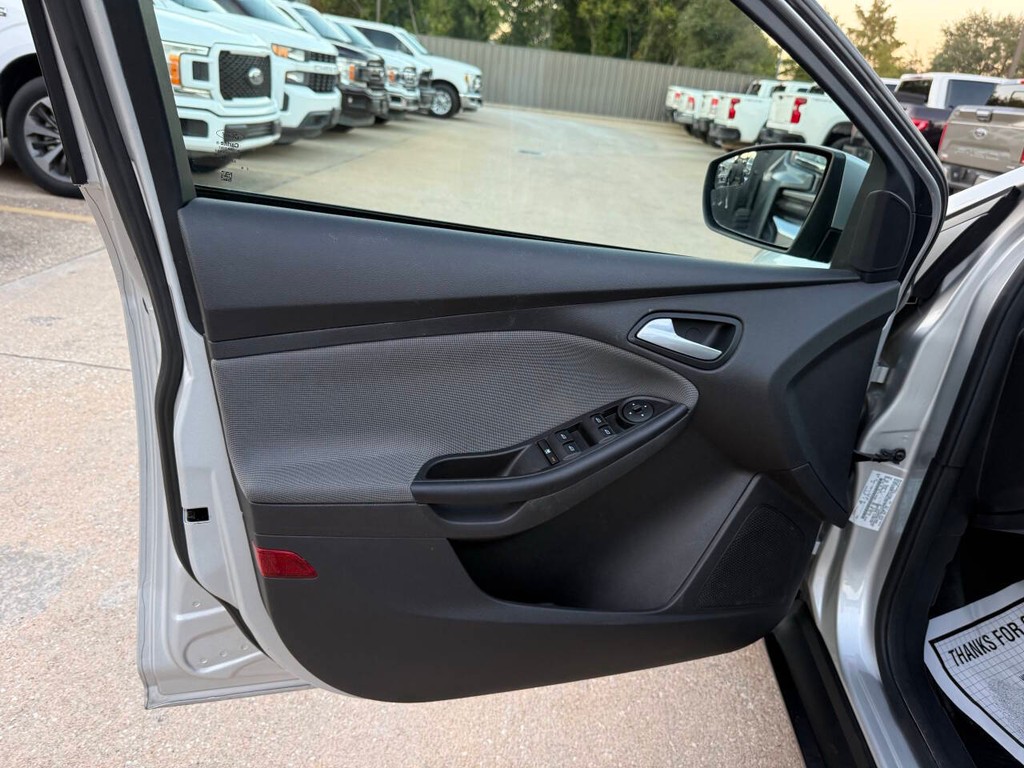 Ford Focus Sedan Vehicle Full-screen Gallery Image 08