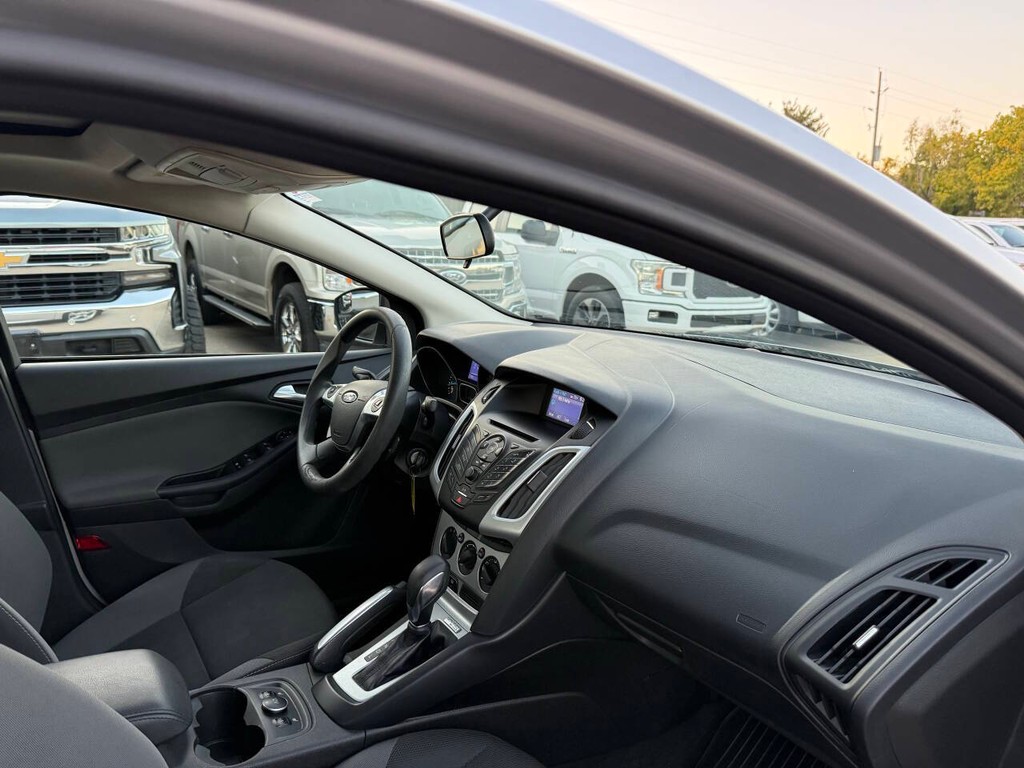 Ford Focus Sedan Vehicle Full-screen Gallery Image 09