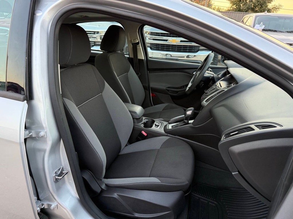 Ford Focus Sedan Vehicle Full-screen Gallery Image 10