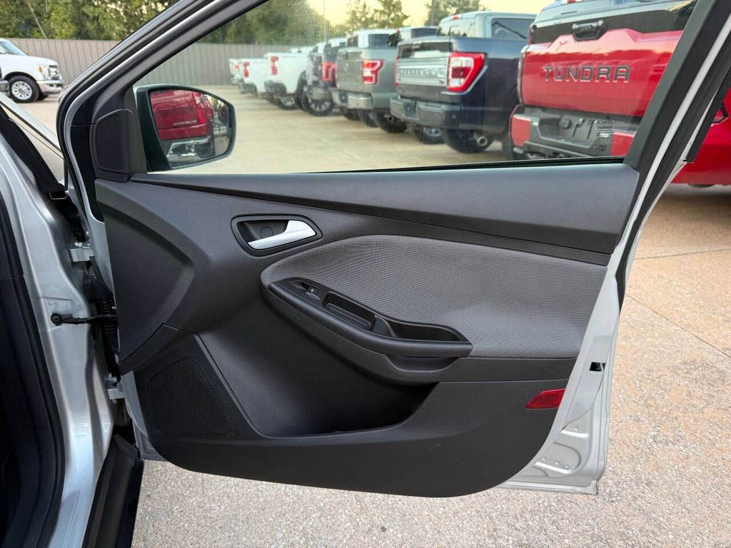 Ford Focus Sedan Vehicle Full-screen Gallery Image 11