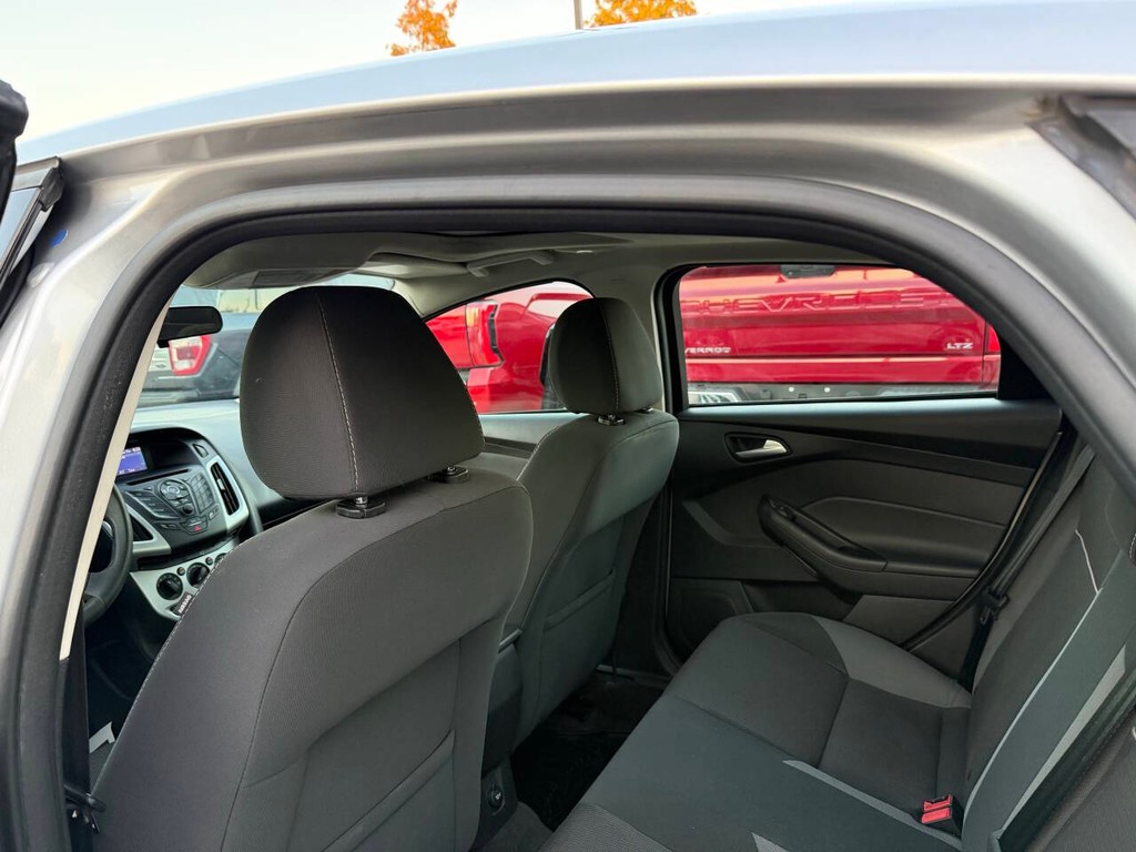 Ford Focus Sedan Vehicle Full-screen Gallery Image 12