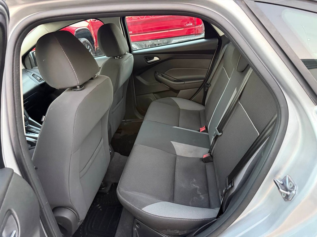 Ford Focus Sedan Vehicle Full-screen Gallery Image 13