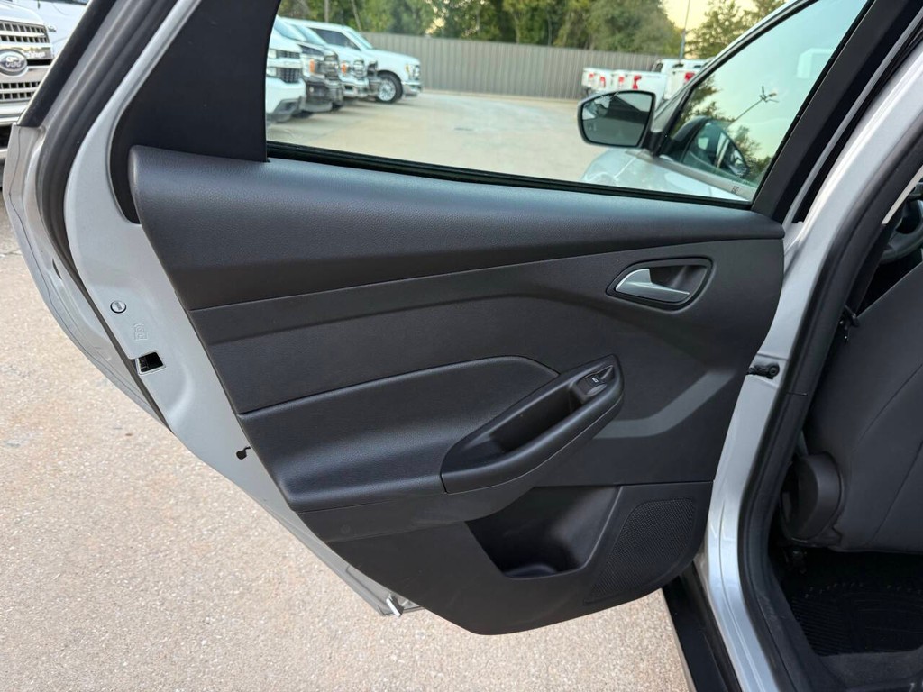 Ford Focus Sedan Vehicle Full-screen Gallery Image 14