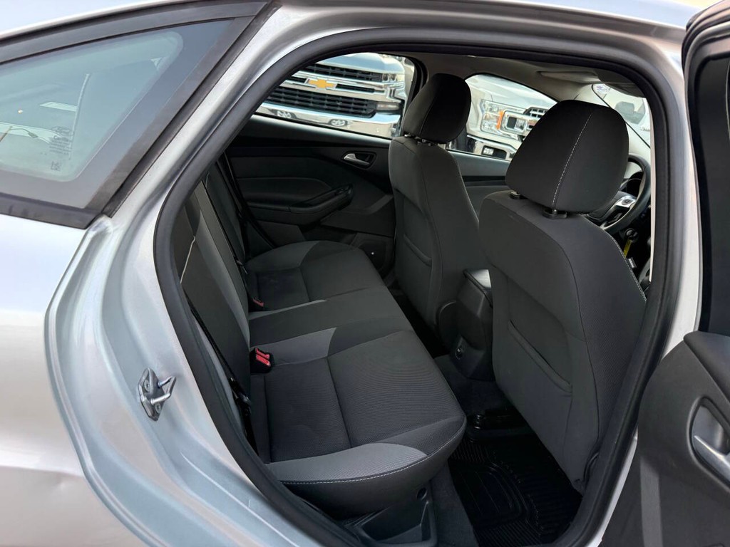 Ford Focus Sedan Vehicle Full-screen Gallery Image 15