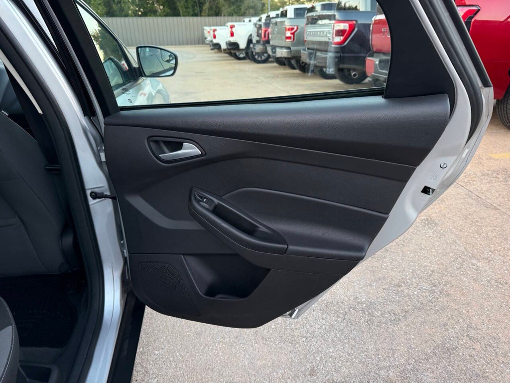 Ford Focus Sedan Vehicle Full-screen Gallery Image 16