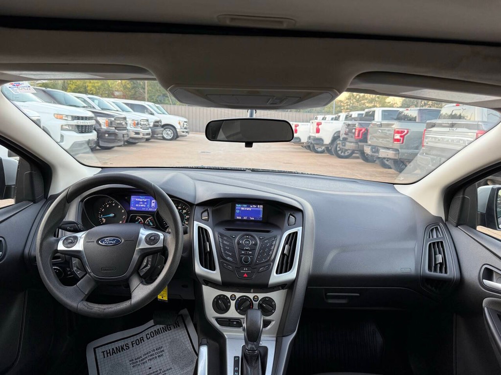 Ford Focus Sedan Vehicle Full-screen Gallery Image 17