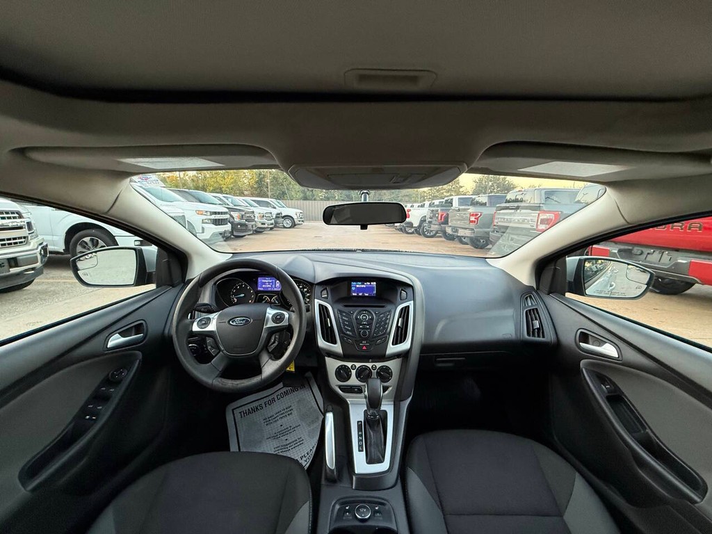 Ford Focus Sedan Vehicle Full-screen Gallery Image 18