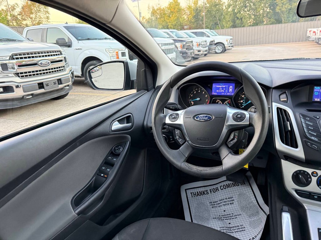 Ford Focus Sedan Vehicle Full-screen Gallery Image 19