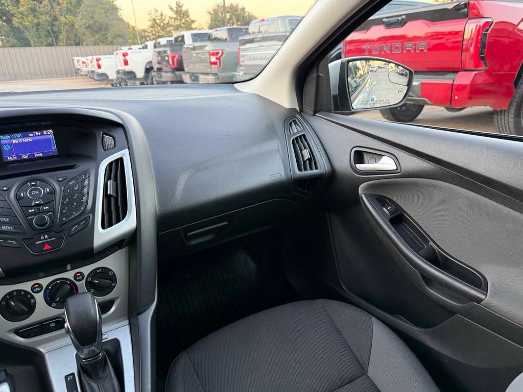 Ford Focus Sedan Vehicle Full-screen Gallery Image 20