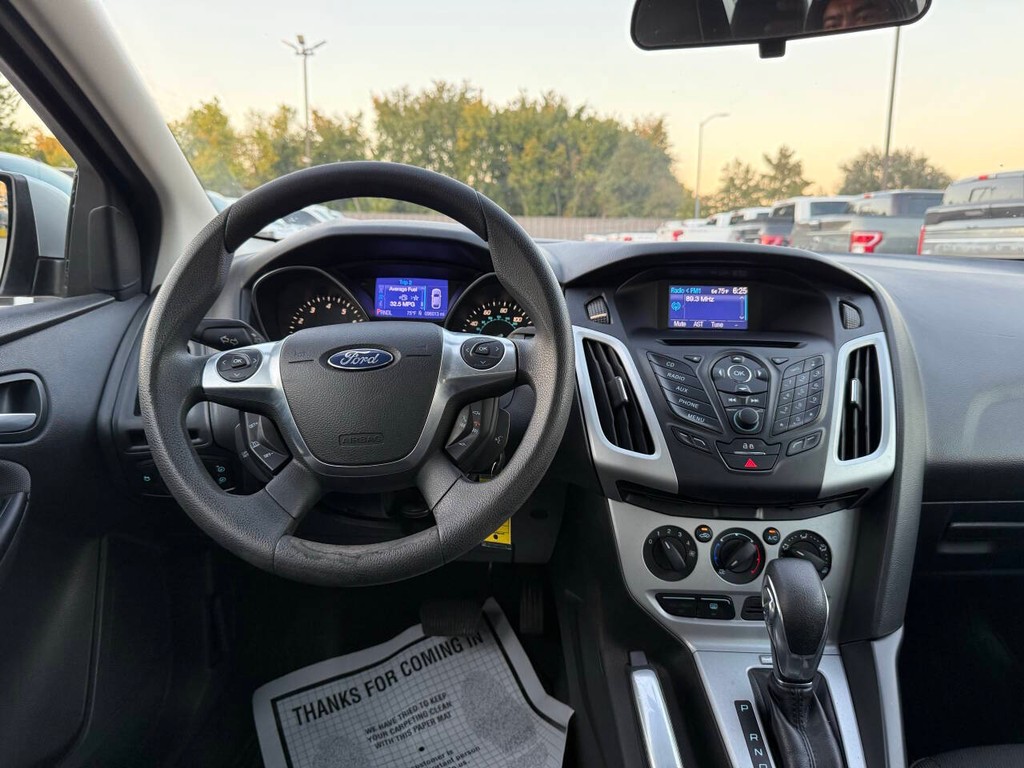 Ford Focus Sedan Vehicle Full-screen Gallery Image 21