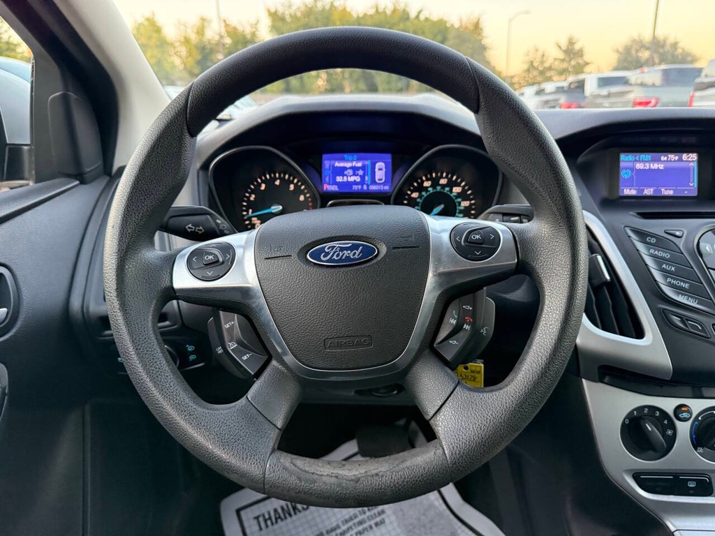 Ford Focus Sedan Vehicle Full-screen Gallery Image 22