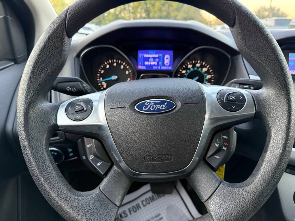 Ford Focus Sedan Vehicle Full-screen Gallery Image 23