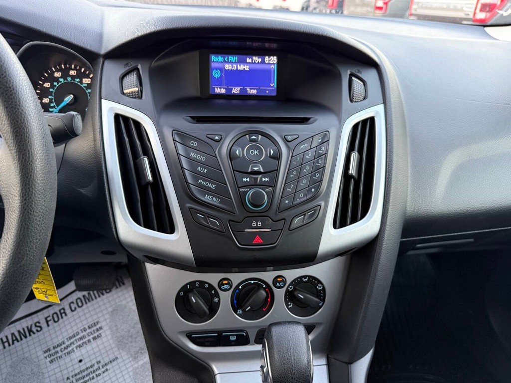 Ford Focus Sedan Vehicle Full-screen Gallery Image 24