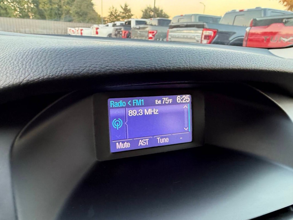 Ford Focus Sedan Vehicle Full-screen Gallery Image 25