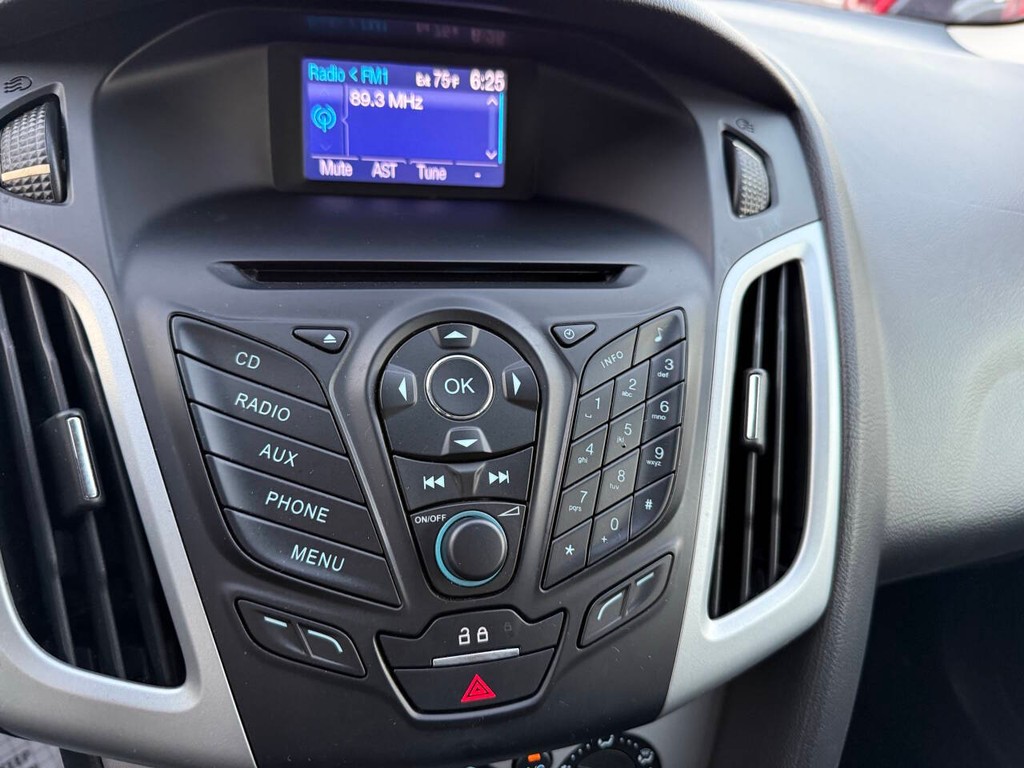 Ford Focus Sedan Vehicle Full-screen Gallery Image 26