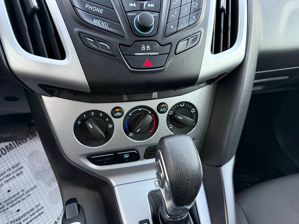 Ford Focus Sedan Vehicle Full-screen Gallery Image 27