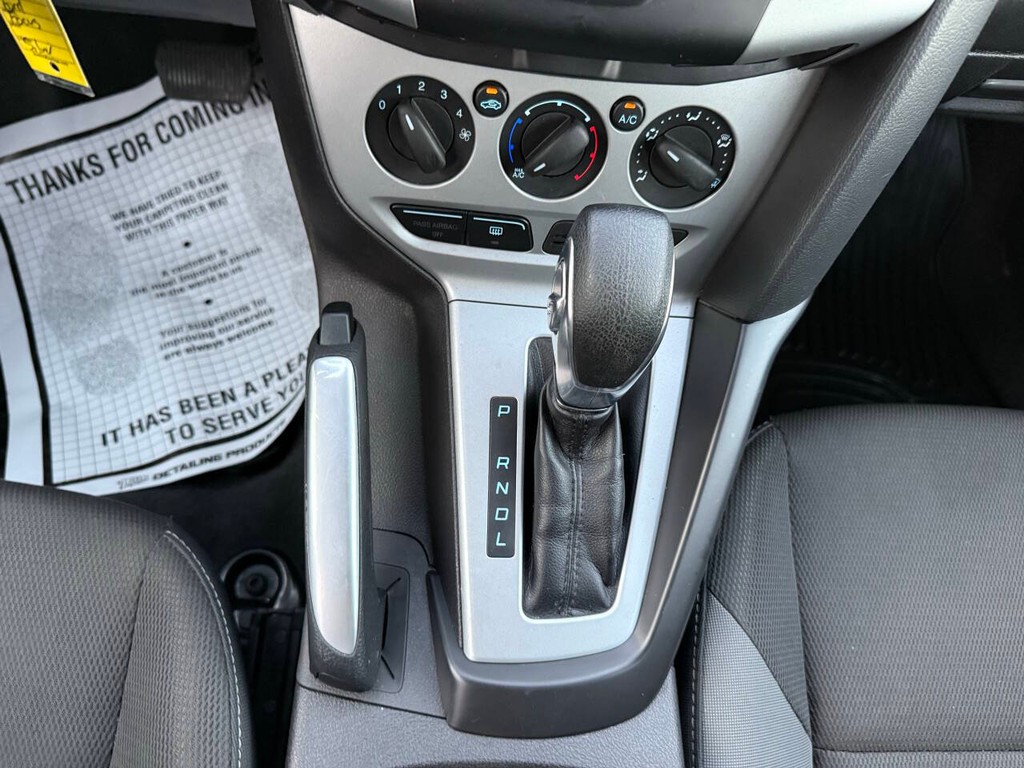 Ford Focus Sedan Vehicle Full-screen Gallery Image 28