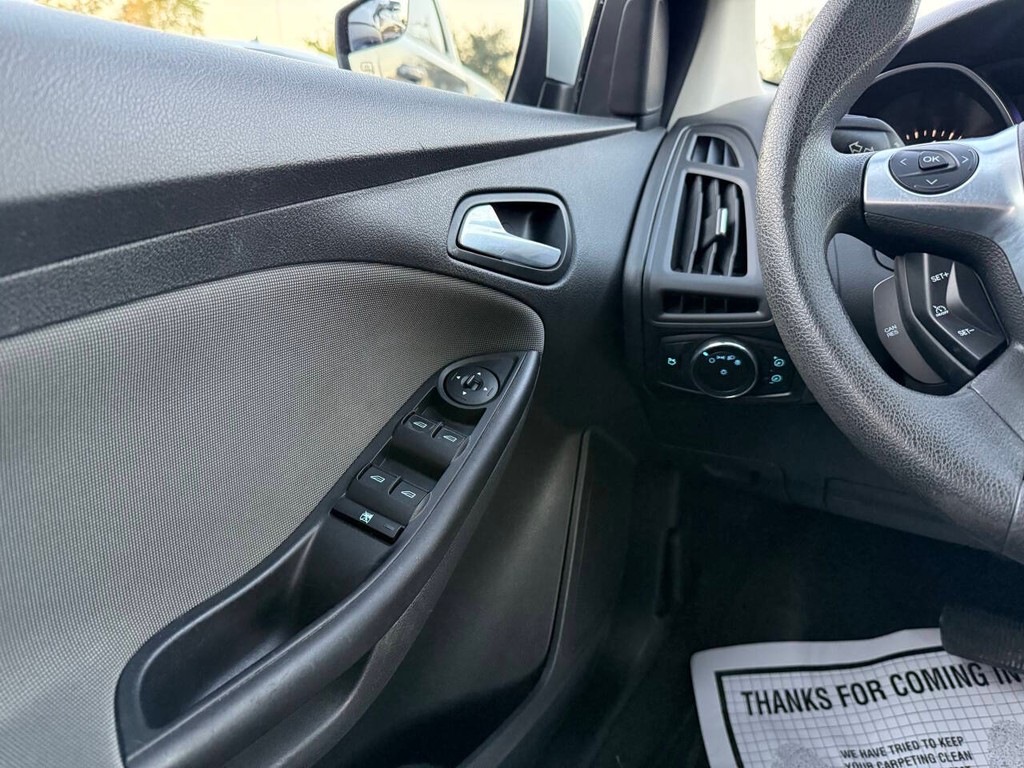 Ford Focus Sedan Vehicle Full-screen Gallery Image 30