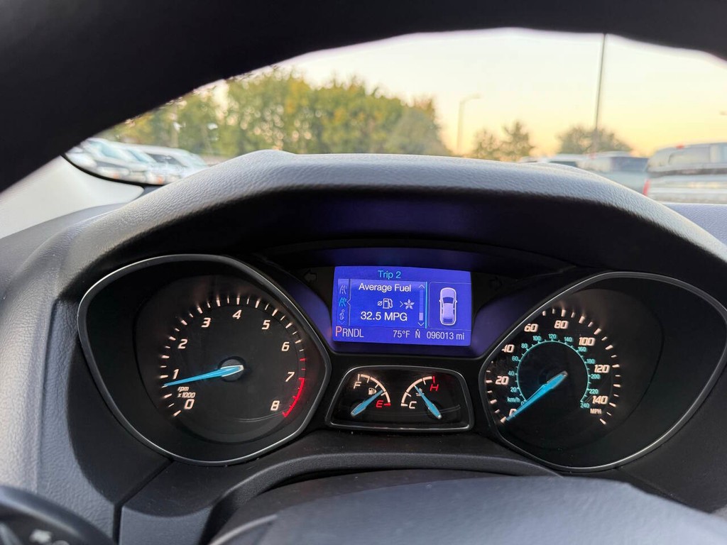 Ford Focus Sedan Vehicle Full-screen Gallery Image 31