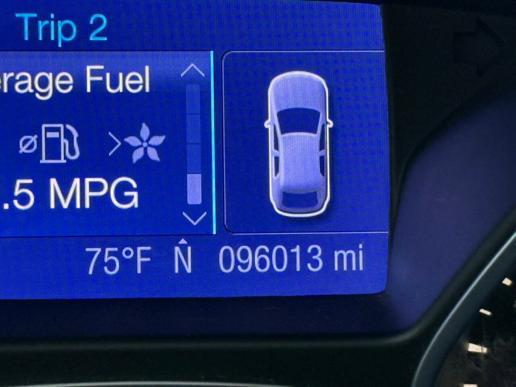 Ford Focus Sedan Vehicle Full-screen Gallery Image 33