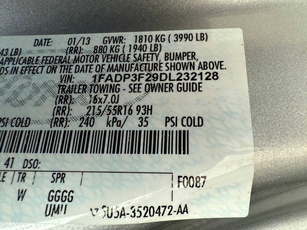 Ford Focus Sedan Vehicle Full-screen Gallery Image 34